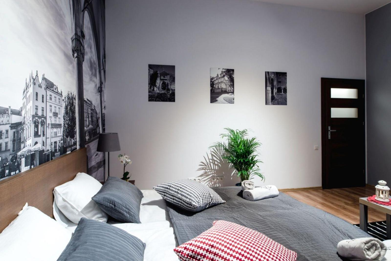 Cracow Rent Apartments: Spacious Stays Near Main Square - Krakow — Photos 1